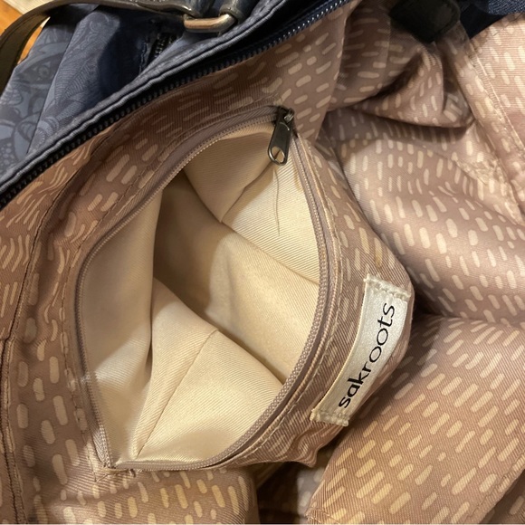 Sakroots Blue Floral Nylon Tote comes with matching wristlet - Picture 4 of 16